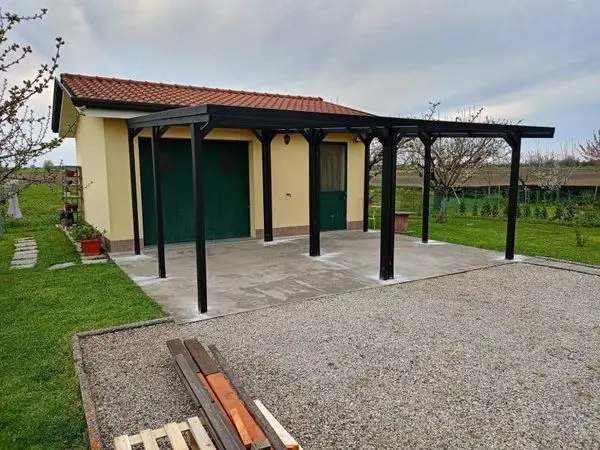 Un carport davanti a un garage