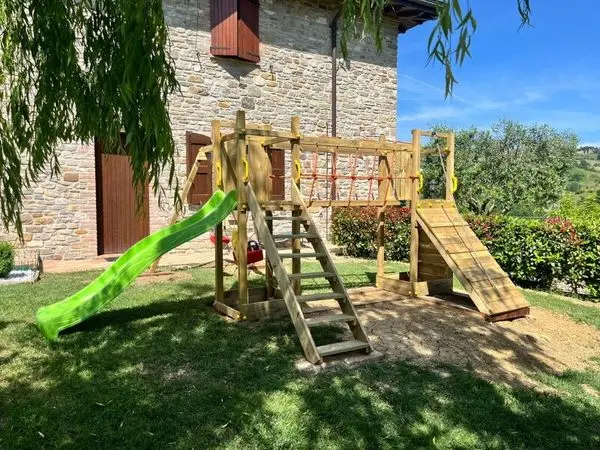 Un parco giochi montato in giardino