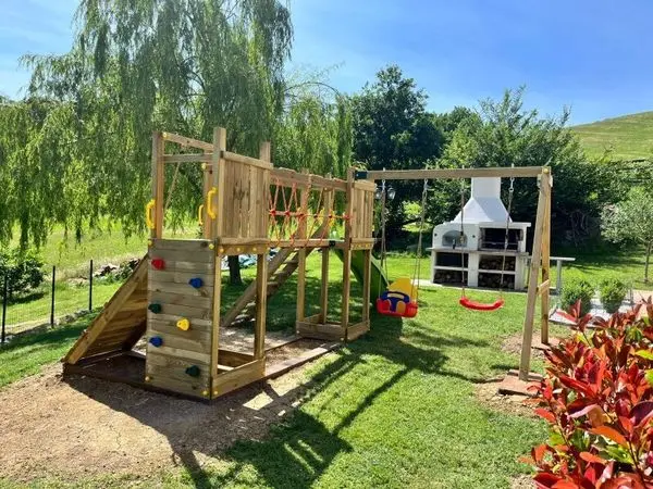Un gioco con scivolo e altalena in giardino